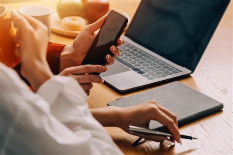 Persone che utilizzano laptop e smartphone per comprare e vendere online