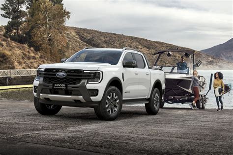 Interni del Ford Ranger Plug-in Hybrid con display verticale
