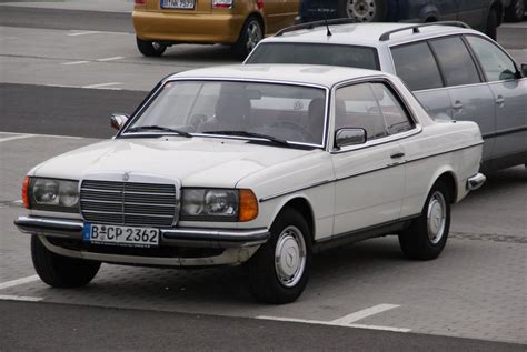 Mercedes W123 berlina bianca d'epoca
