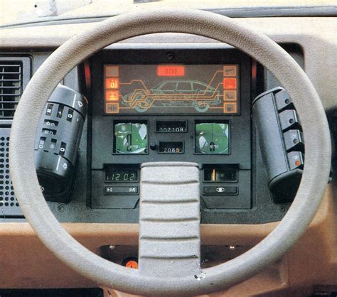 Confronto visivo tra cruscotto W123 e cockpit digitale moderno