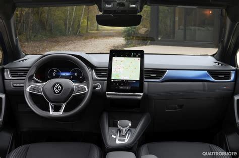 interni della Renault Captur con focus sul display centrale e console
