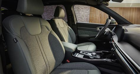 Interni spaziosi del Kia Sorento con sedili in eco-pelle