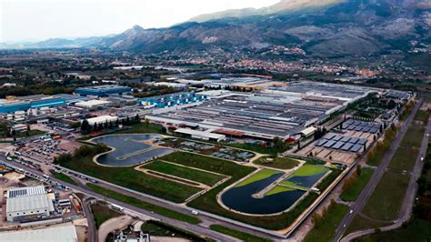 Map of Italy highlighting Stellantis major production plants (Melfi, Pomigliano, Atessa, Termoli, Mirafiori, Cassino)