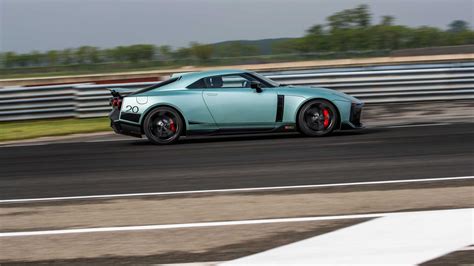Nissan GT-R in pista