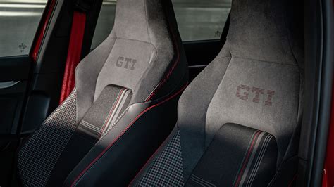 Interno di una Volkswagen Golf GTI Mk4 con sedili Recaro