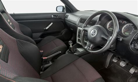 Vista interna di una Golf GTI Mk4 con enfasi sui sedili