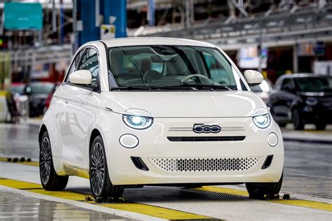 Nuova Fiat 500, vista frontale con dettagli logo 500