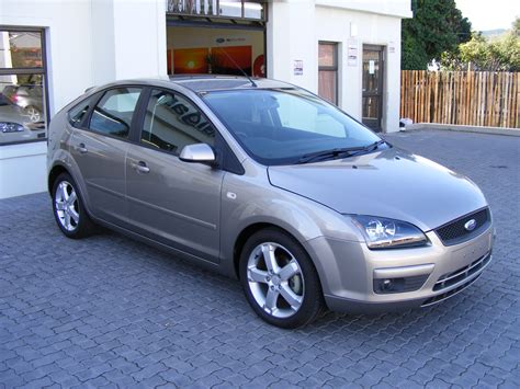 Ford Focus 2007 berlina grigia