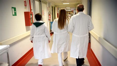 Medici e operatori sanitari in un ambiente ospedaliero