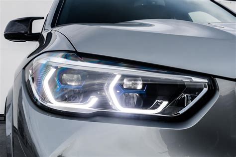 Peugeot 108 vista frontale con fari a LED