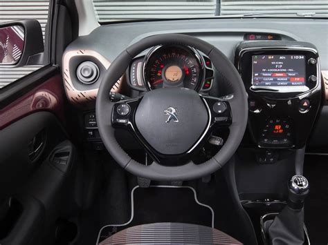 Interni Peugeot 108 plancia e touchscreen