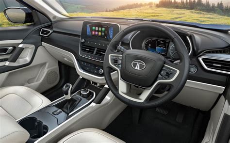Immagine degli interni della Tata Safari prima del restyling, con la plancia semplice e razionale