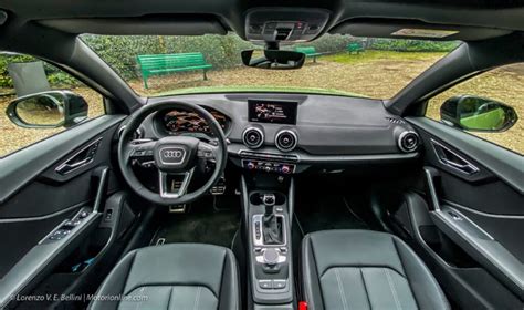 Interni Audi Q2 con dettagli poligonali