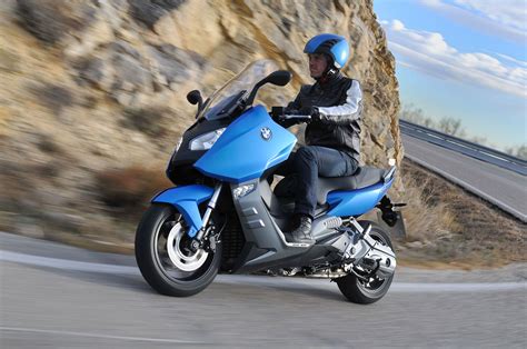 BMW C 600 Sport in azione su strada
