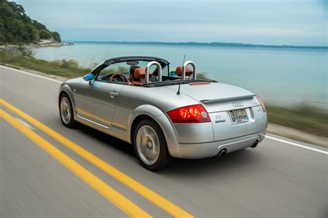 Audi TT Roadster in curva su strada panoramica