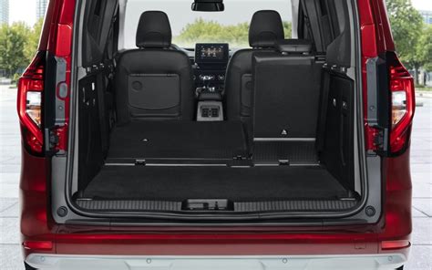Nissan Townstar con portellone aperto e sedili reclinati