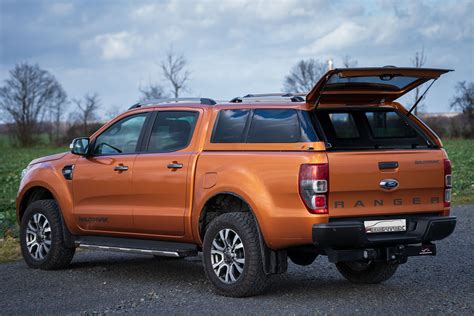 Ford Ranger Wildtrak con hardtop e accessori per il cassone