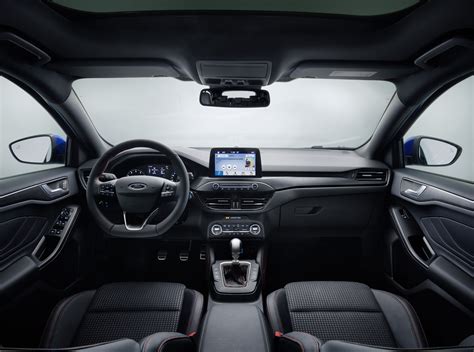 Interni moderni della Ford Fiesta con schermo centrale