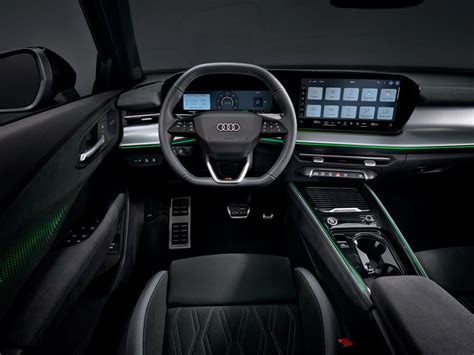Dettaglio del cruscotto digitale e della plancia di una moderna Audi A4 Avant