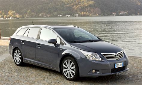 Toyota Avensis station wagon con portellone aperto