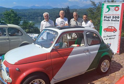 Immagine: Fiat 500 storica accanto a una Fiat 500 moderna, a simboleggiare l'evoluzione dello stile.