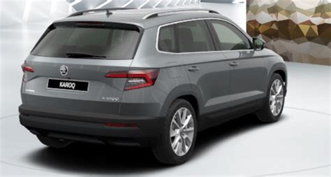 Škoda Karoq Grigio Grafite Metallizzato in ambiente urbano