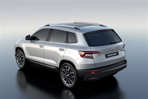 Škoda Karoq in movimento su strada extraurbana