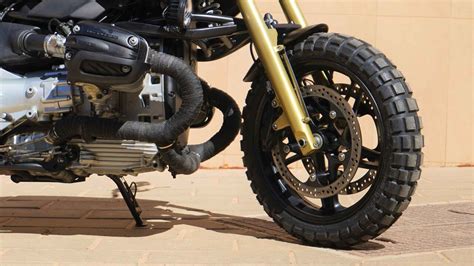 Motociclista su BMW R1150R in curva, evidenziando il lavoro delle sospensioni