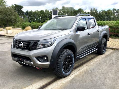 Nissan Navara N-Guard in azione su un percorso fuoristrada