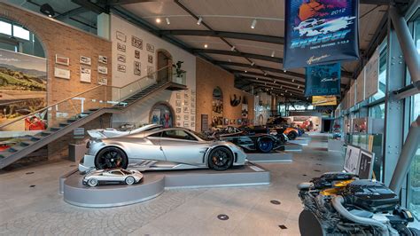 Interno dell'atelier Pagani con modelli in esposizione