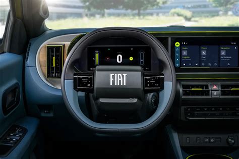 Interno Fiat Panda 141 con impianto audio migliorato