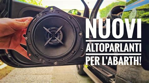 Interno auto con gli altoparlanti montati