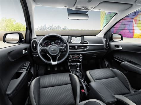 Interni della Kia Picanto che mostrano il display da 8 pollici e l'aria condizionata