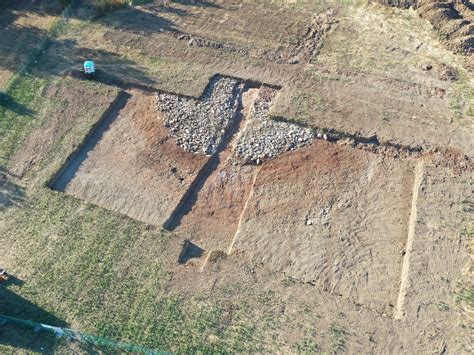 Scavo archeologico con reperti