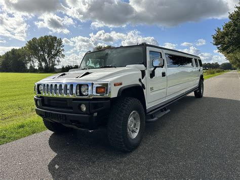 Hummer limousine bianca in evidenza