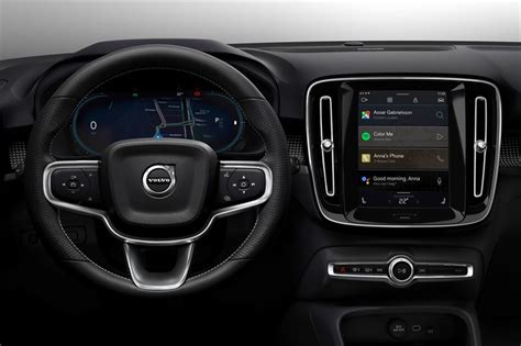 Interni della Volvo XC40 con sistema di infotainment