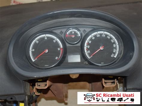 Volante e quadro strumenti della Opel Tigra