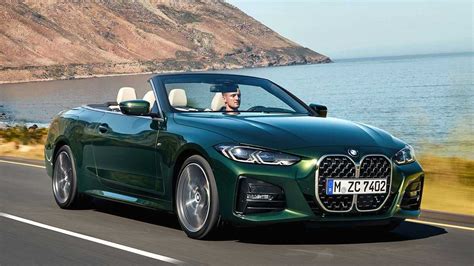 BMW Serie 4 Cabrio in una strada panoramica