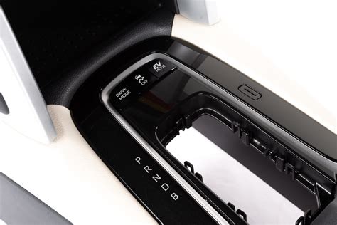 Console centrale Toyota RAV4 con comandi nascosti