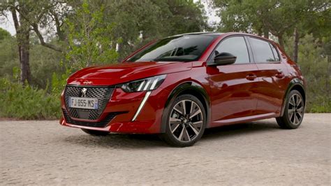 Peugeot 208 Rosso Elixir in primo piano