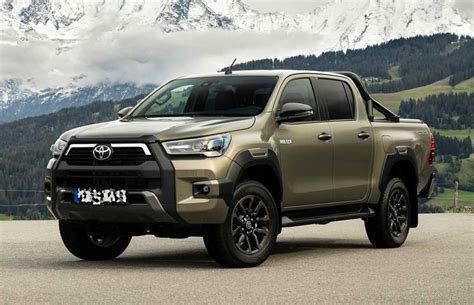 Toyota Hilux su un percorso fuoristrada accidentato