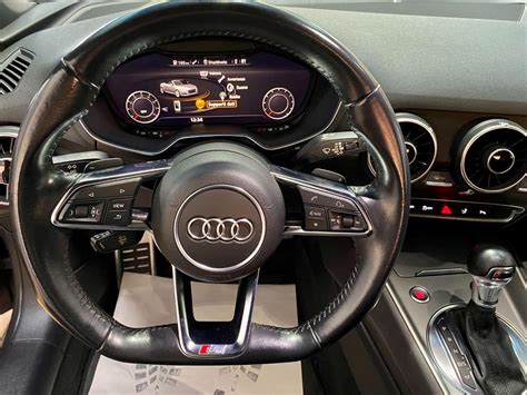 Interni dell'Audi TT Roadster con cruscotto digitale