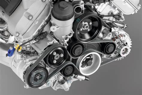 Schema del motore Opel Zafira C 1.4 Turbo con in evidenza la cinghia servizi