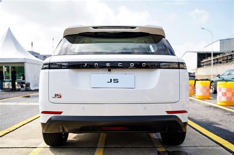 Jaecoo E5 in un contesto urbano