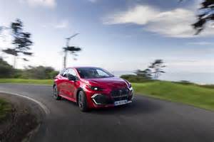 Renault Wind in curva su strada di montagna
