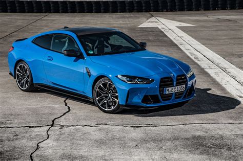 Una BMW M4 in una posa dinamica su una pista virtuale