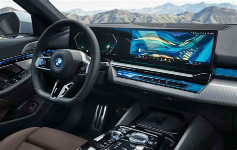 Interno dettagliato di una BMW virtuale in un gioco di simulazione