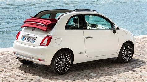 Fiat 500C cabriolet con tetto aperto