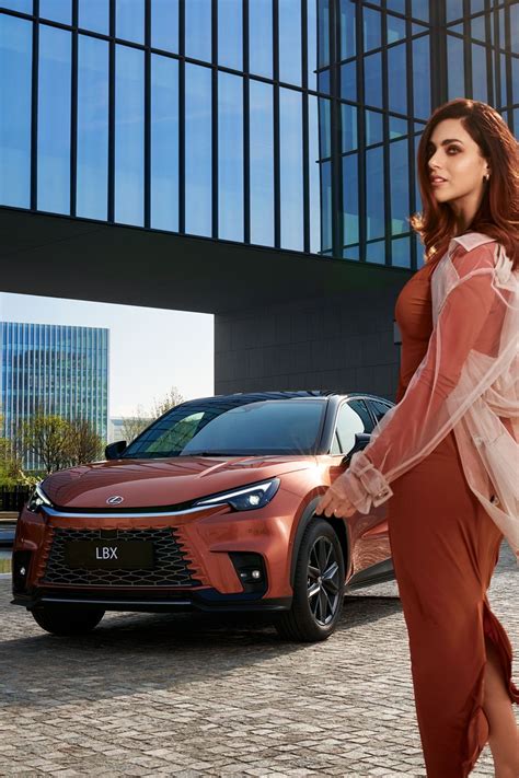 Miriam Leone con la Lexus LBX