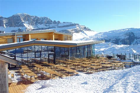 Veduta panoramica dello Chalet Fiat sul Monte Spinale circondato dalle Dolomiti innevate